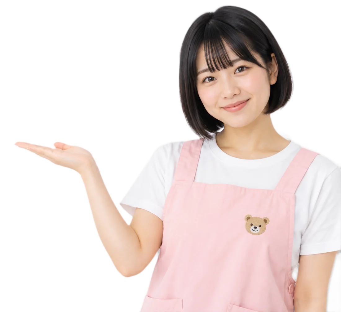 手のひらを上に向けて見出しを案内する、エプロン姿の保育士